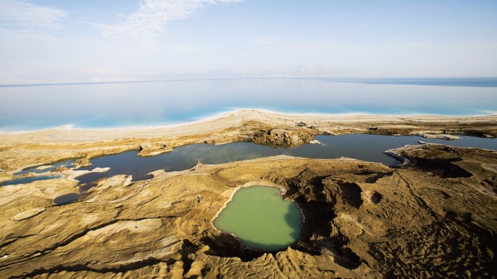 Gefahr für das Tote Meer: Solche Krater tun sich am Toten Meer jeden Tag auf. Einen Esel, eine Ziegenherde und Teile eines Campingplatzes hat sich die Unterwelt auf diese Art schon geholt.