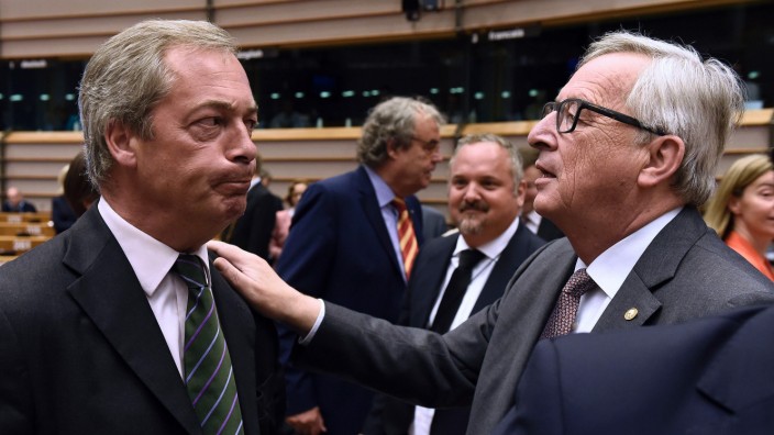 Ihr Forum: Im EU-Parlament herrscht angespannte Stimmung: Während Kommissionschef Juncker (rechts) von London die schnelle Einleitung des Austrittsprozesses fordert, provoziert Ukip-Chef Farage (links) das Parlament.