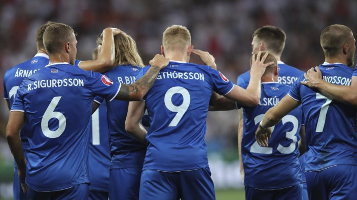 Island bei Fußball-EM: #Läuftbeiunsson: Die Isländer sind gerade ins EM-Viertelfinale eingezogen.