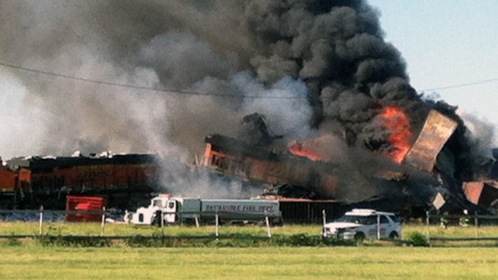 Texas: Meterhohe Flammen und schwarzer Rauch nach dem Zusammenstoß zweier Güterzüge bei Panhandle in Texas.