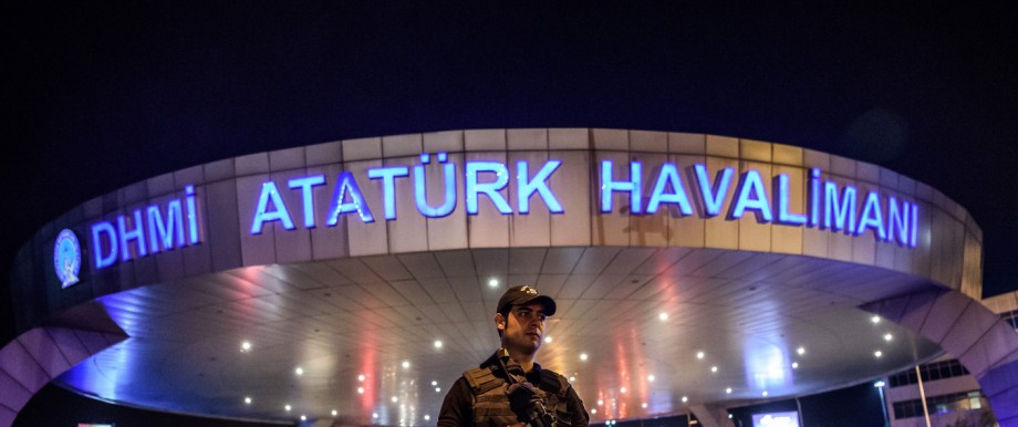 Terror: Türkischer Polizist am Flughafen in Istanbul.