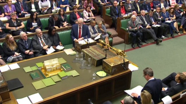 Unterhaus-Sitzung zu Brexit: Oppositionsführer und Labour-Chef Jeremy Corbyn spricht im Unterhaus. Auf dem Pult vor ihm liegt unter anderem das Szepter des Speakers.