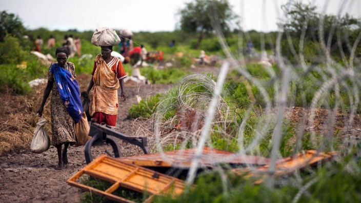 Hungersnot: Frauen tragen Einkäufe nach Hause: Die Menschen im Südsudan sind von einer Hungersnot bedroht.