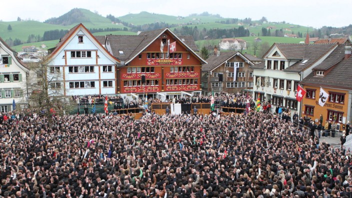 Volkswille: Unter freiem Himmel und per Handzeichen stimmen die Bürger bei der sogenannten Landsgemeinde im schweizerischen Appenzell ab.