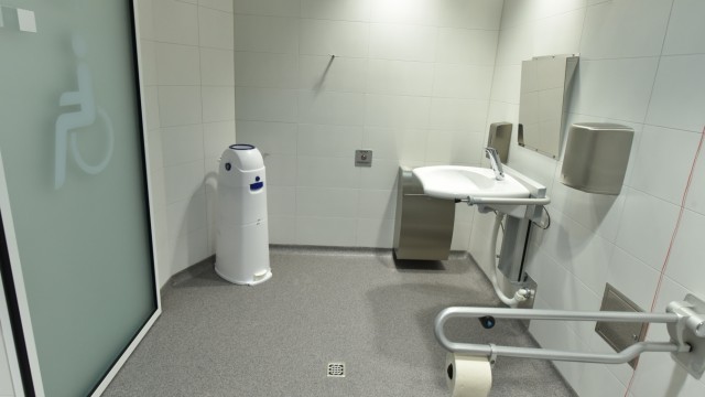 Öffentliche Behinderten-Toilette in München, 2015