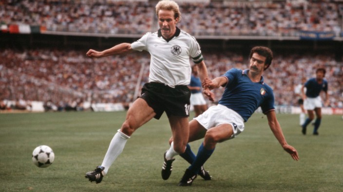 Fußball-EM: "Du spielst. Und deckst Rummenigge." Das war vor dem WM-Finale 1982 die Anweisung des Trainers Enzo Bearzot an den Schnurrbartträger Giuseppe Bergomi (r.).