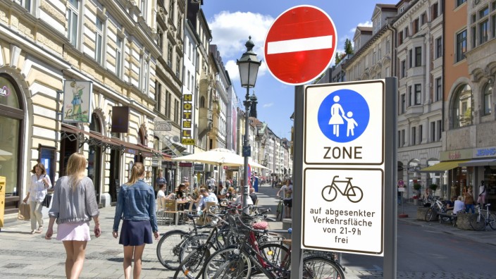 Innenstadt: Neue Schilder weisen die Sendlinger Straße als Fußgängerzone aus.