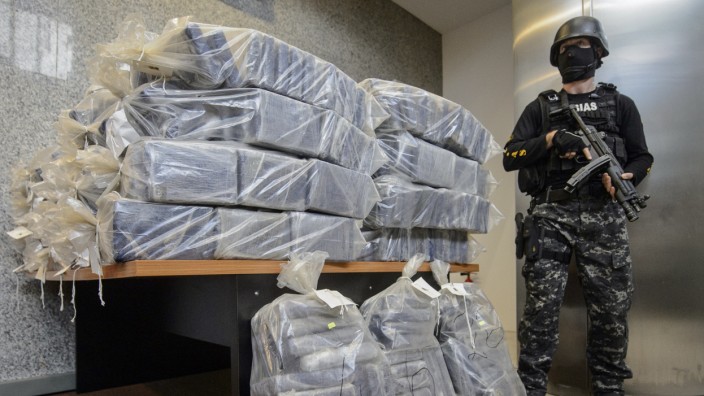 Drogenhandel: Ein Polizist bewacht den rumänischen Rekordfund.