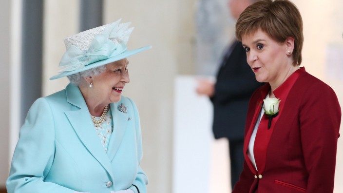 Queen Elizabeth II. und Nicola Sturgeon