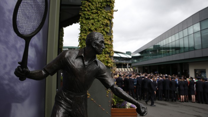 Zur Halbzeit von Wimbledon: Wimbledon, ein Spektakel auch abseits des Spiels: Die Fred-Perry-Statue auf der Tennis-Anlage in London.