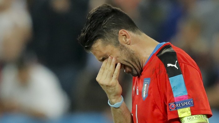 Aus bei der Fußball-EM: Gigi unter Tränen: Buffon weint nach dem Aus gegen Deutschland.