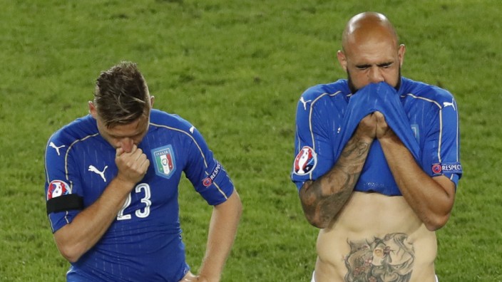 Aus bei der Fußball-EM: Traurige Italiener: Emanuele Giaccherini (links) und Simone Zaza.