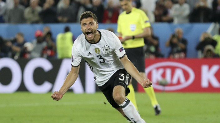 Interview: Jonas Hector nahm beim letzten Strafstoß im Elfmeterschießen gegen Italien all seinen Mut zusammen - und schoss Deutschland ins Halbfinale.