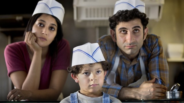Kino: Jobben zu Dritt im Imbiss: Kheiron (rechts) spielt seinen Vater Hibat, Frankreichs Jungstar Leïla Bekhti (Paris, je t'aime) verkörpert seine Mutter.