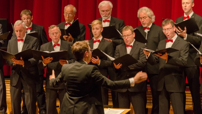 Wolfratshausen: Die Nummern von Franz Schubert und Richard Strauss sangen nur die Männer des Chors unter Leitung von Johannes Buxbaum.