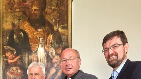 Benediktbeuern: Pater Heiner Heim (v.l.), Pfarrer Ulrich Lindl und Klosterdirektor Pater Reinhard Gesing vor einem Gemälde des heiligen Ulrich.