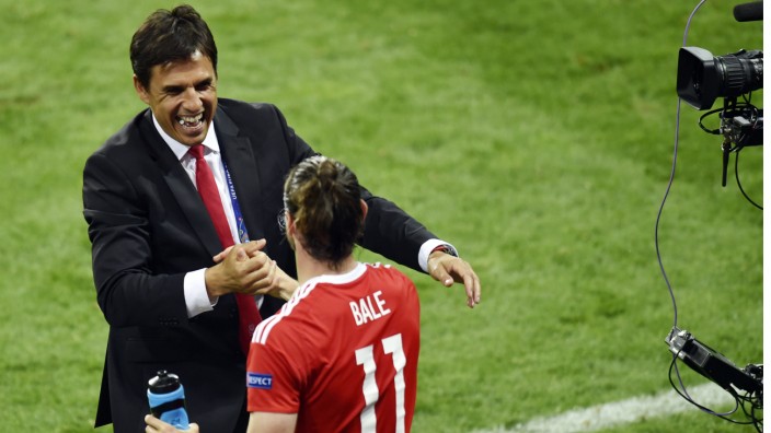 Wales-Trainer Chris Coleman: "Wer zurückblickt, kommt nicht nach vorne": Mit Hilfe des herausragenden Kapitäns Gareth Bale (rechts) hat Trainer Chris Coleman die Auswahl aus Wales nach schweren Zeiten ins EM-Halbfinale geführt.