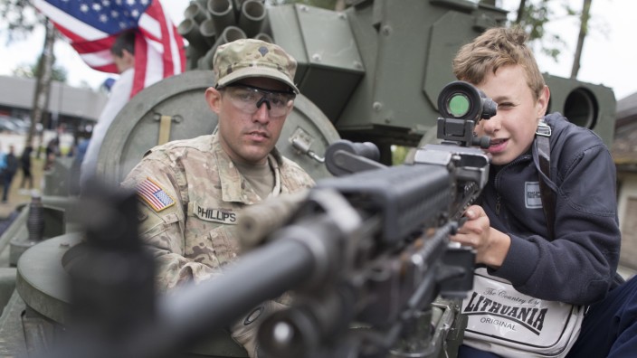 Litauen: Frühe Nato-Begeisterung: Ein junger Litauer lässt sich von einem US-Soldat während einer Übung ein Geschütz zeigen.
