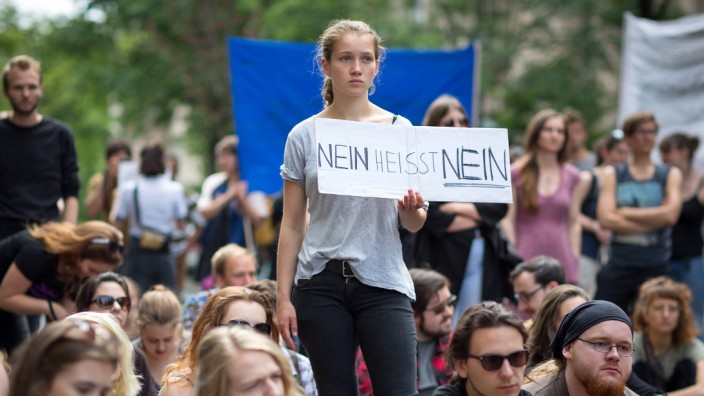 Nein heisst Nein Protest Gina Lisa Lohfink Während des Prozesses gegen das Model Gina Lisa Lohfin