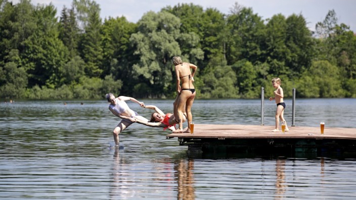 Von Starnberg bis Lenggries: Rein ins Wasser! Davon versuchen zwei Frauen am Bibisee eine dritte zu überzeugen - mit etwas unsanften Mitteln...