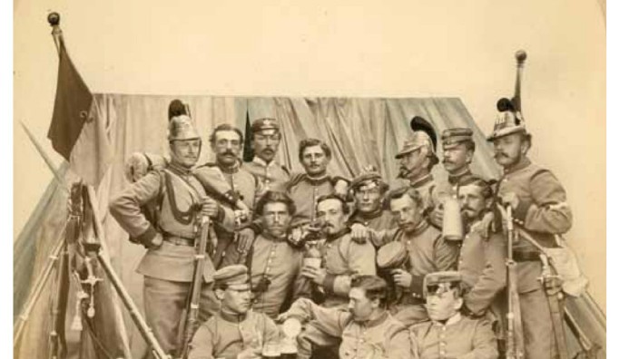 Preußisch-österreichischer Krieg 1866: Unteroffiziere posieren im Manöverlager bei Augsburg, anno 1865.