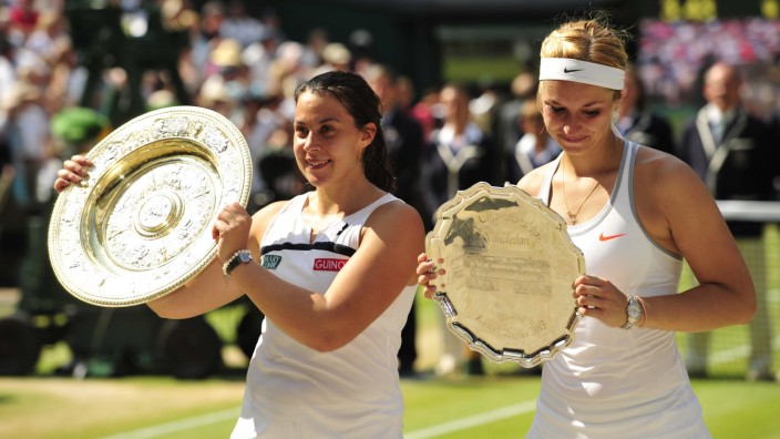 Ex-Wimbledon-Siegerin Marion Bartoli: Ihr größter Moment: Marion Bartoli beim Wimbledon-Triumph 2013 neben Sabine Lisicki.
