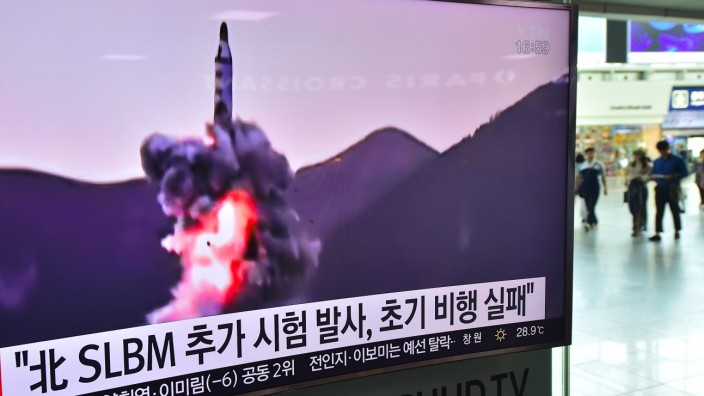 Raketenstart von U-Boot: Auf einem TV-Bildschirm im südkoreanischen Seoul wird der Raketentest des Nachbarstaats gezeigt.