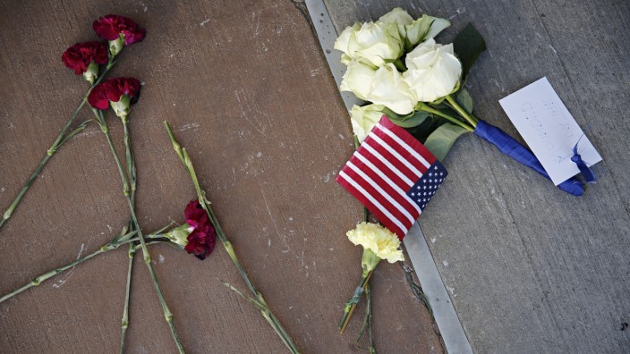 USA: Amerika ist gerade mit sich selbst im Unreinen: Vor der Polizeiwache in Dallas haben Trauernde Blumen niedergelegt.