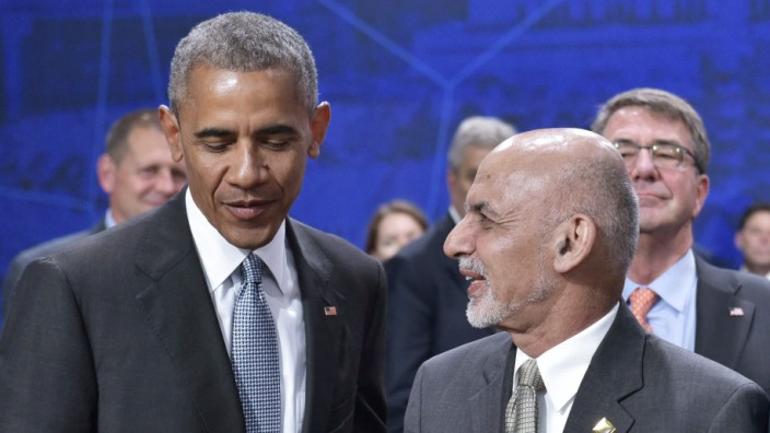Nato-Gipfel: Präsident Obama mit Afghanistans Präsident Ghani (Mitte) sowie Regierungsgeschäftsführer Abdullah - den Fehler des US-Präsidenten am Hindukusch kann die Nato jedoch nicht korrigieren.