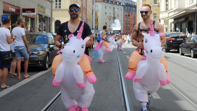 Christopher Street Day: Auf Einhörnern durch die Stadt: Zwei Männer bei der Münchner Christopher Street Parade im Jahr 2016.