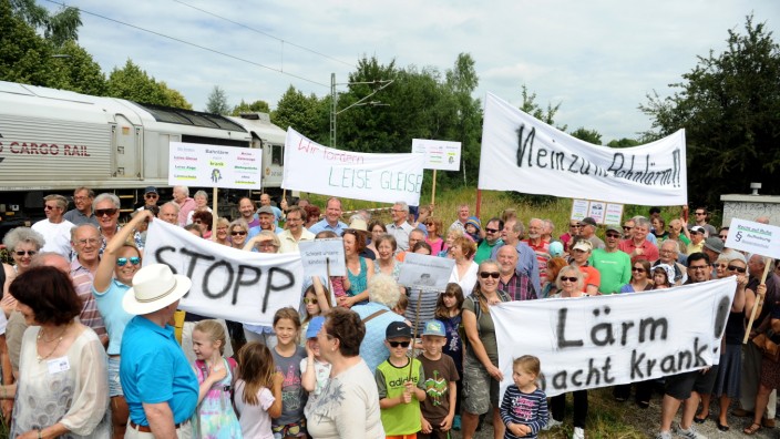 Lerchenau: Recht auf Ruhe - das fordern die Demonstranten in der Lerchenau. Sie haben sich mit ihren Transparenten eigens an den Gleisen postiert.