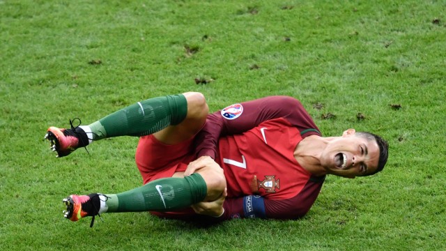 Finale der Fußball-EM: Cristiano Ronaldo windet sich auf dem Platz, nachdem Dimitri Payet in ihn hineingerauscht war.