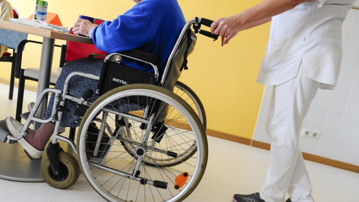 Rollstuhlfahrerin im Pflegeheim, 2016