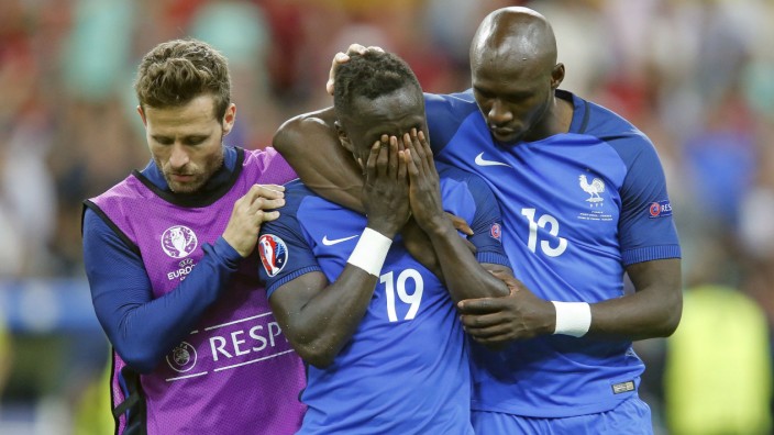 Finale der Fußball-EM: Bacary Sagna (Nr. 19), Eliaquim Mangala und Yohan Cabaye (li.) waren untröstlich - die EM endete für Frankreich im Tränenland.