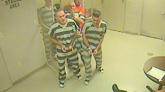 USA: Screenshot aus dem Sicherheitsvideo der Polizei, mit dem Wärter rechts im Bild.