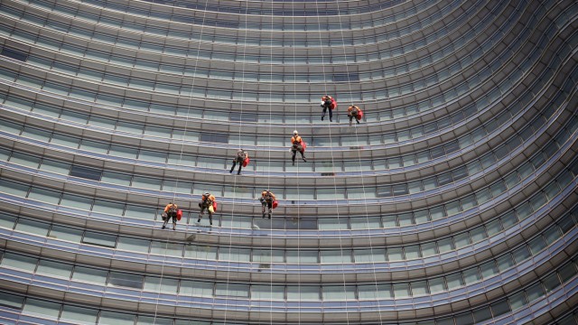 Banken: Fensterputzer an der Glasfassade des Unicredit-Hochhauses im Zentrum von Mailand, es ist das höchste Gebäude Italiens.
