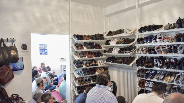 Enttäuschung: Freitagsgebet im Münchner Forum für Islam in der Hotterstrasse. Die Schuhe müsen vor dem Gebet ausgezogen werden. Foto:Alessandra Schellnegger