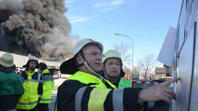 Markt Indersdorf: Alles im Griff: Heinrich Schmalenberg (rechts) mit Konrad Thonhauser als Einsatzleiter beim Großbrand in der Dachauer Squash-Insel 2012.