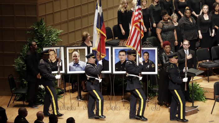 Dallas: Ehrenwache für die fünf Getöteten: Die Trauerfeier in Dallas, bei der außer dem amtierenden US-Präsidenten auch sein Vorgänger W. George Bush sprach.