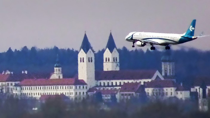 München: Passagiermaschine im Anflug: Studenten haben die Diskussion um eine dritte Startbahn nachgespielt.