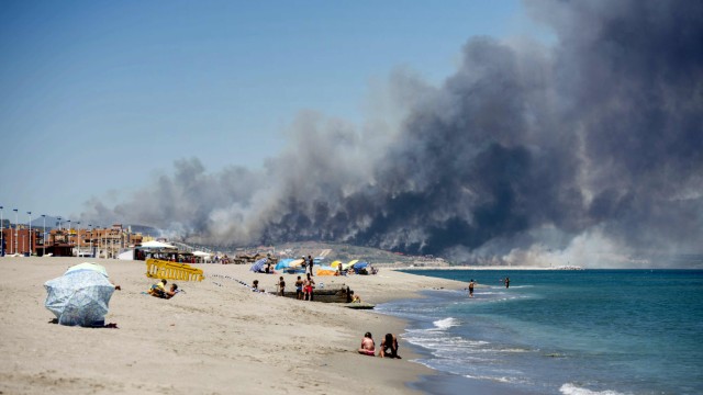 Spanien: Strandurlaub mit Zwischenfällen: Der Buschbrand führte zu riesigen Rauchwolken.
