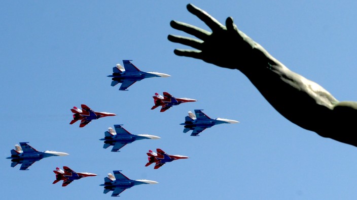 Militär: Der Himmel über Moskau: Russische Kampfjets bei der traditionellen Siegesparade am Roten Platz.