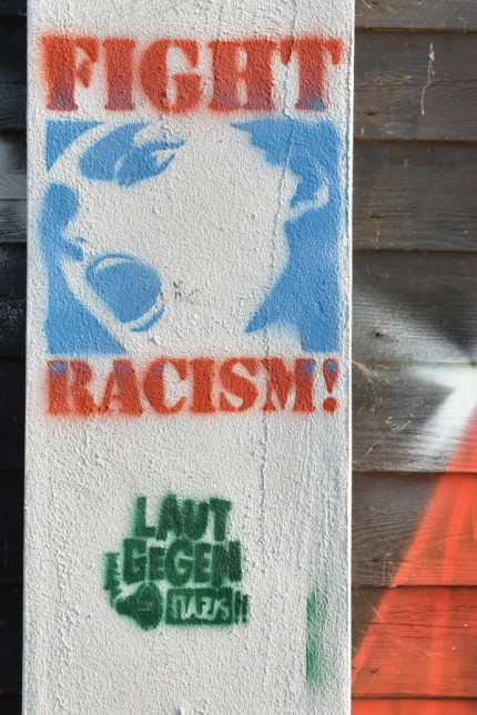 Graffito gegen Rassismus in Münchner Schulhof, 2015