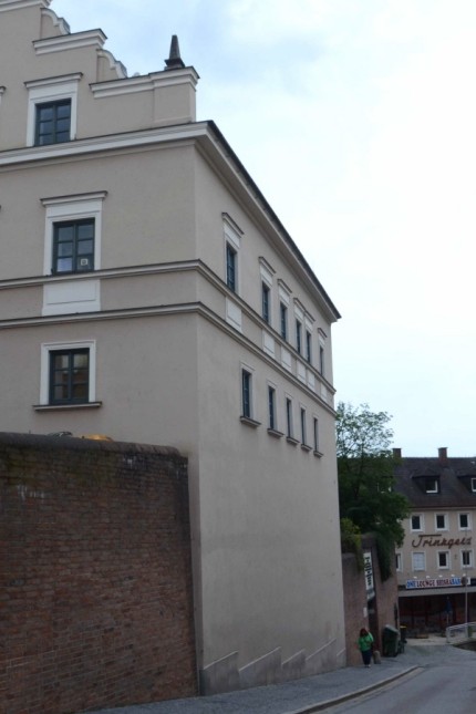 Stadtentwicklung: Das Grundstück am Karlsberg 1 hat die Stadt 2013 gekauft. Der Schriftzug erinnert noch an das Herrenmodengeschäft mit dem Namen Trinkgeld.