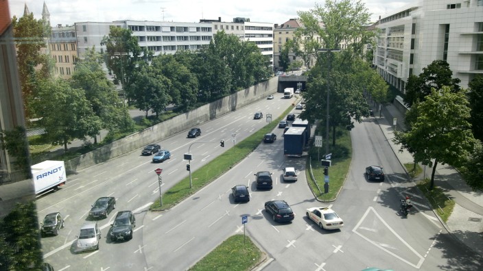 Verkehr am Oskar-von-Miller-Ring in München, 2007