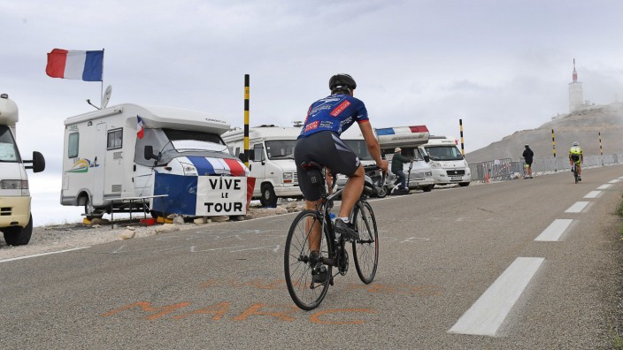 Mont Ventoux bei der Tour de France: Ein Rad, ein Berg: Ein Hobby-Radfahrer quält sich 2016 den Mont Ventoux hinauf.