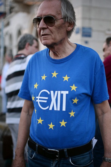 Internationaler Währungsfonds: Ein Jahr nach dem Referendum, bei dem die Griechen gegen Sparmaßnahmen votierten (zu denen es aber dennoch kam), fordert ein Demonstrant in Athen den Austritt aus dem Euro.