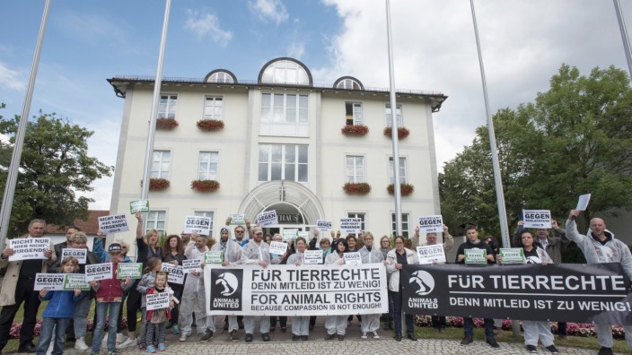 Aschheim, Rathausplatz, Demonstration gegen den Bau eines Schlachthof, initiiert von Tierschützern von Animals United