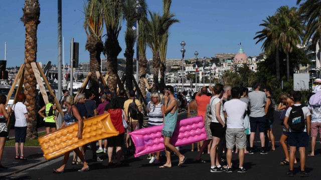 Anschlag in Frankreich: Der Tag nach dem Anschlag: Manche Touristen versuchen, Urlaubsnormalität zu leben.