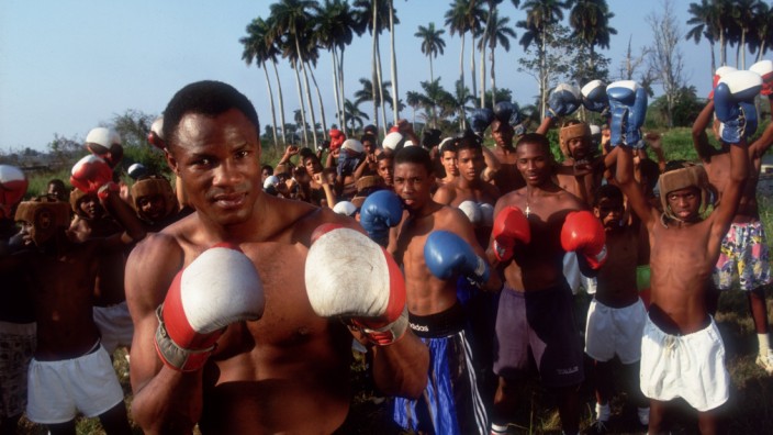 Boxen in Kuba: Félix Savón posiert in den 1990er-Jahren mit Sportkameraden vor der Finca, dem Leistungszentrum der kubanischen Boxer.